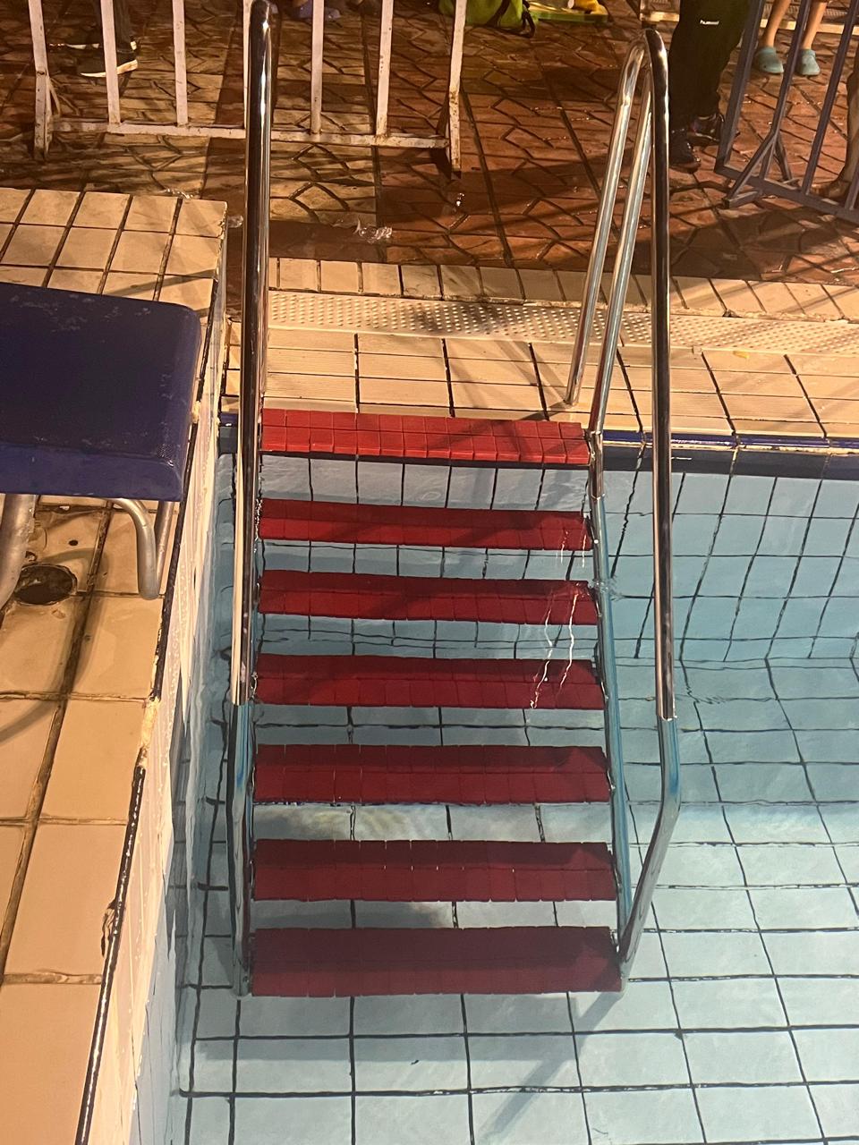 سلم حمام سباحة لكبار السن