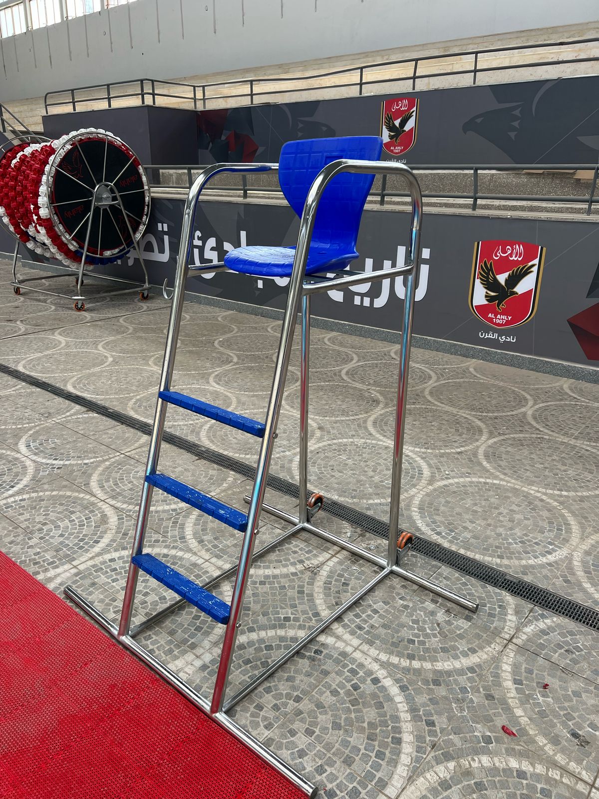 كرسي منقذ من الاستانلس ستيل ارتفاع متر ونصف أو 2 متر